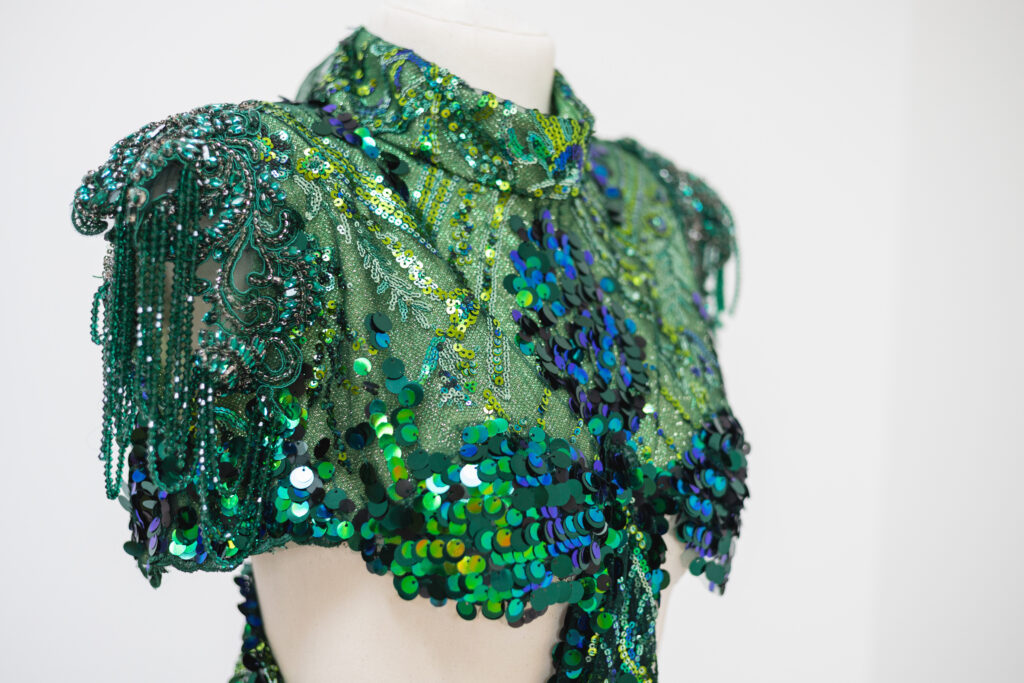 LAHO Zelené ornamentální šaty s kameny